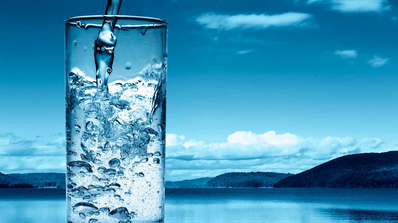 Por qué BEBER agua en ayunas cambia el cuerpo
